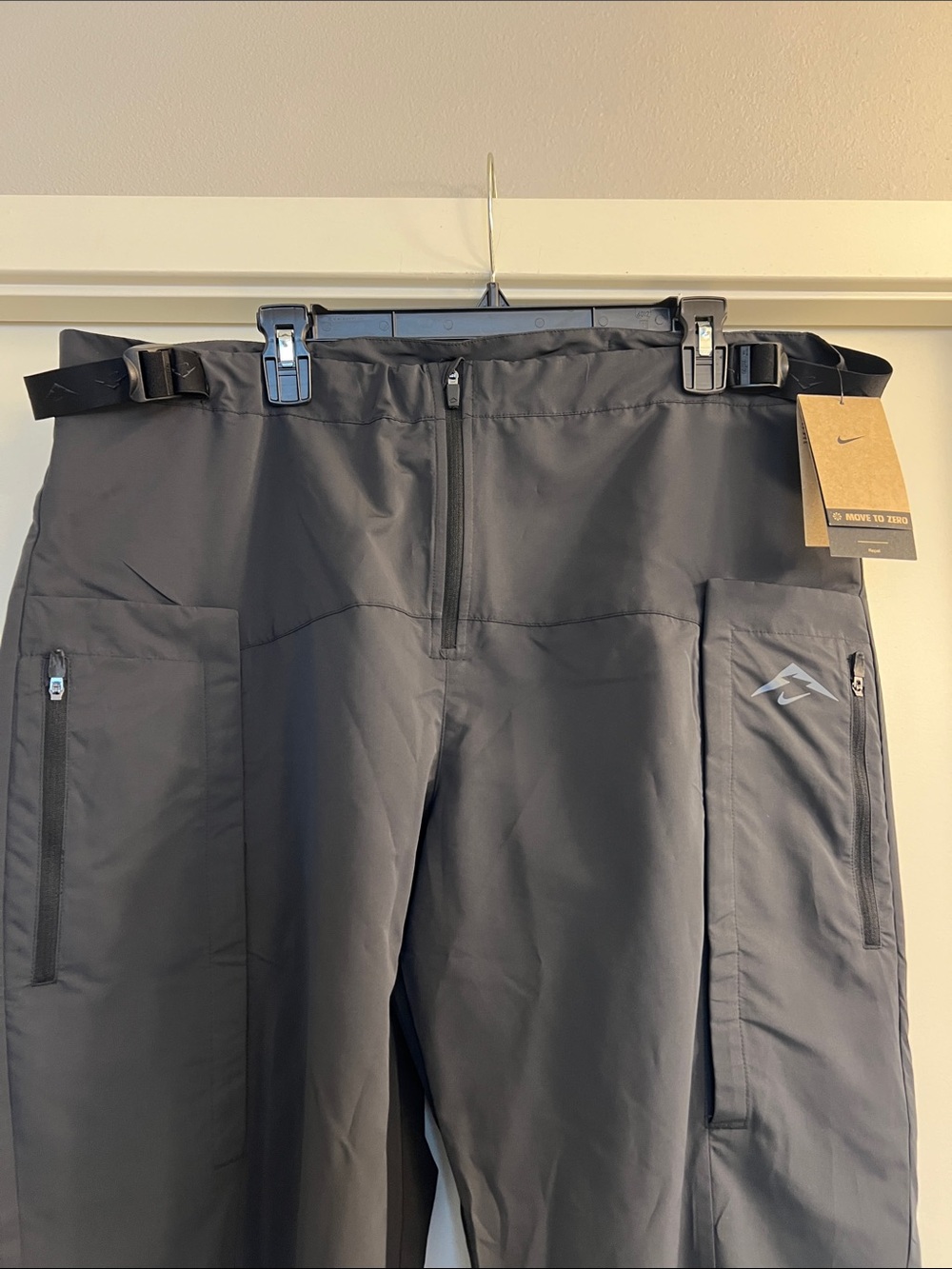 Nike Men’s Black Cargo Tech Pants - Picture 2 of 12
